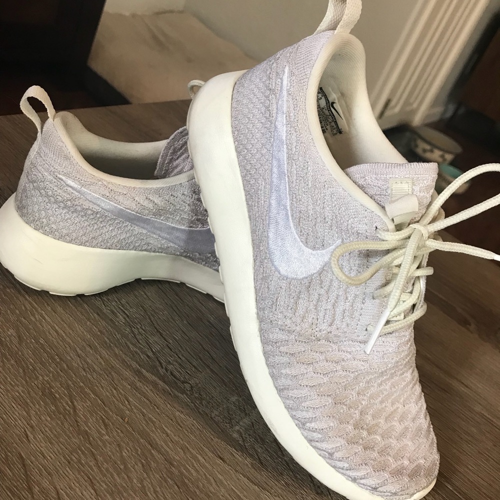 Nike Roshe cream colored knit sneakers